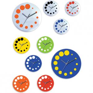 Шарени стенни часовници в различни цветове