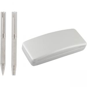 Сребристи химикал и ролер в  бяла кутия