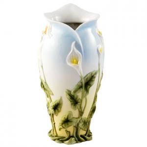 Порцеланова ваза с релеф на цветя