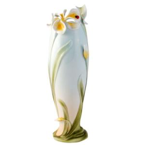 Порцеланова ваза - цветен релеф на цветя