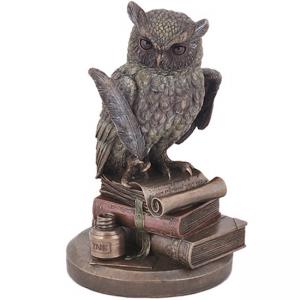 Статуетка на Бухал и книги