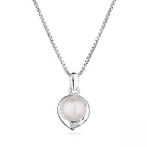 Висулка бяла перла