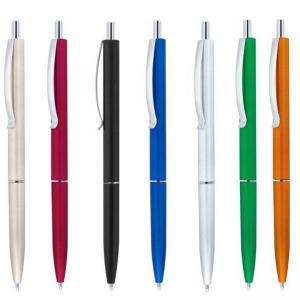 Цветна пластмасова химикалка със сребърен ринг