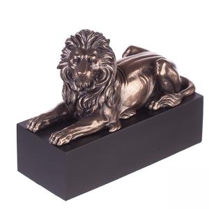 Лъв на постамент